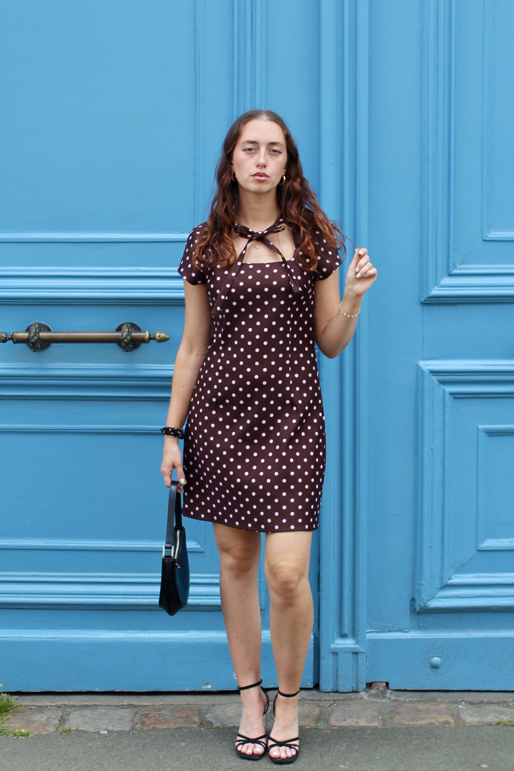 Robe marron à pois roses – Image 4
