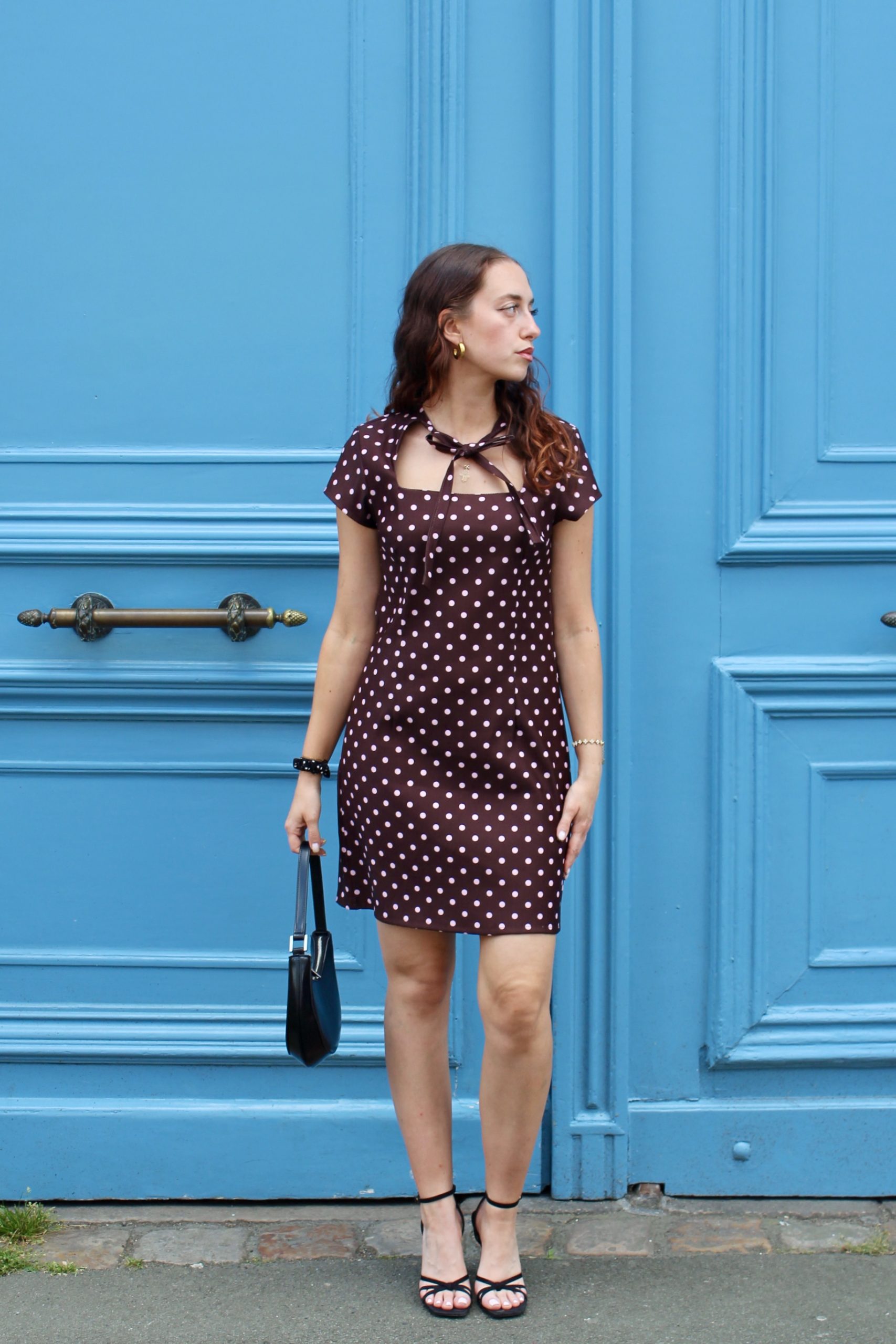 Robe marron à pois roses – Image 2