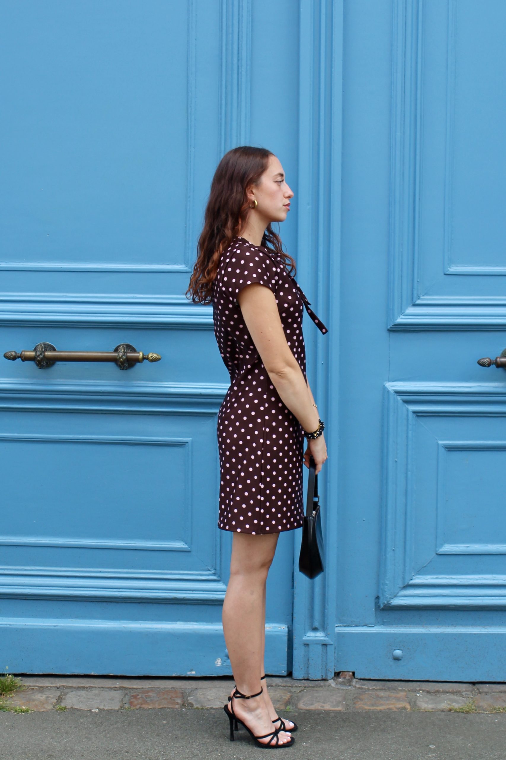 Robe marron à pois roses – Image 3