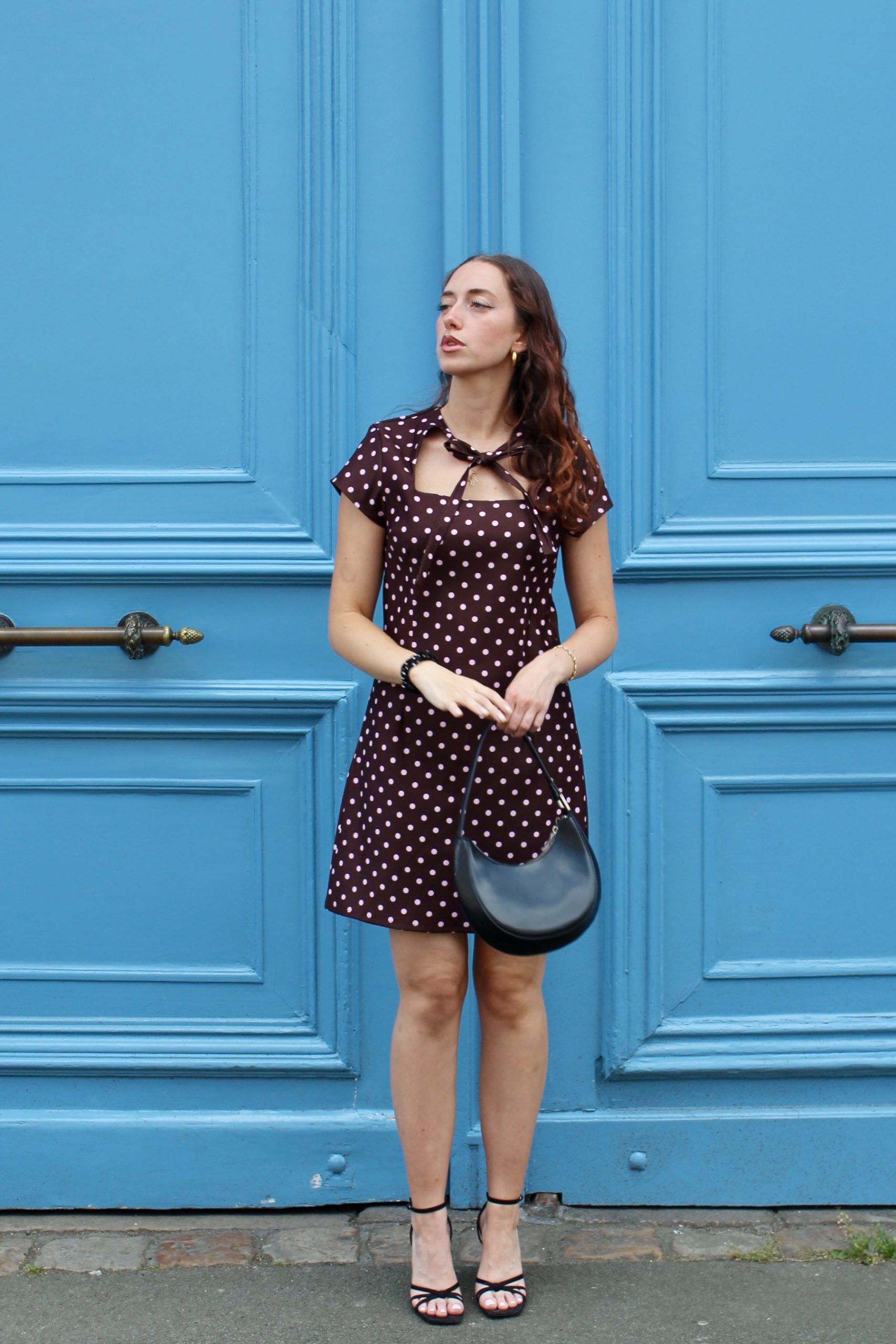 Robe marron à pois roses