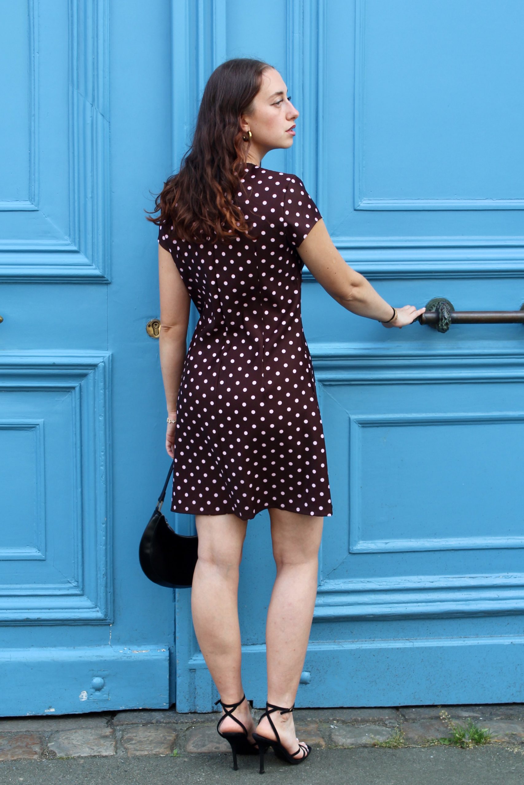Robe marron à pois roses – Image 5