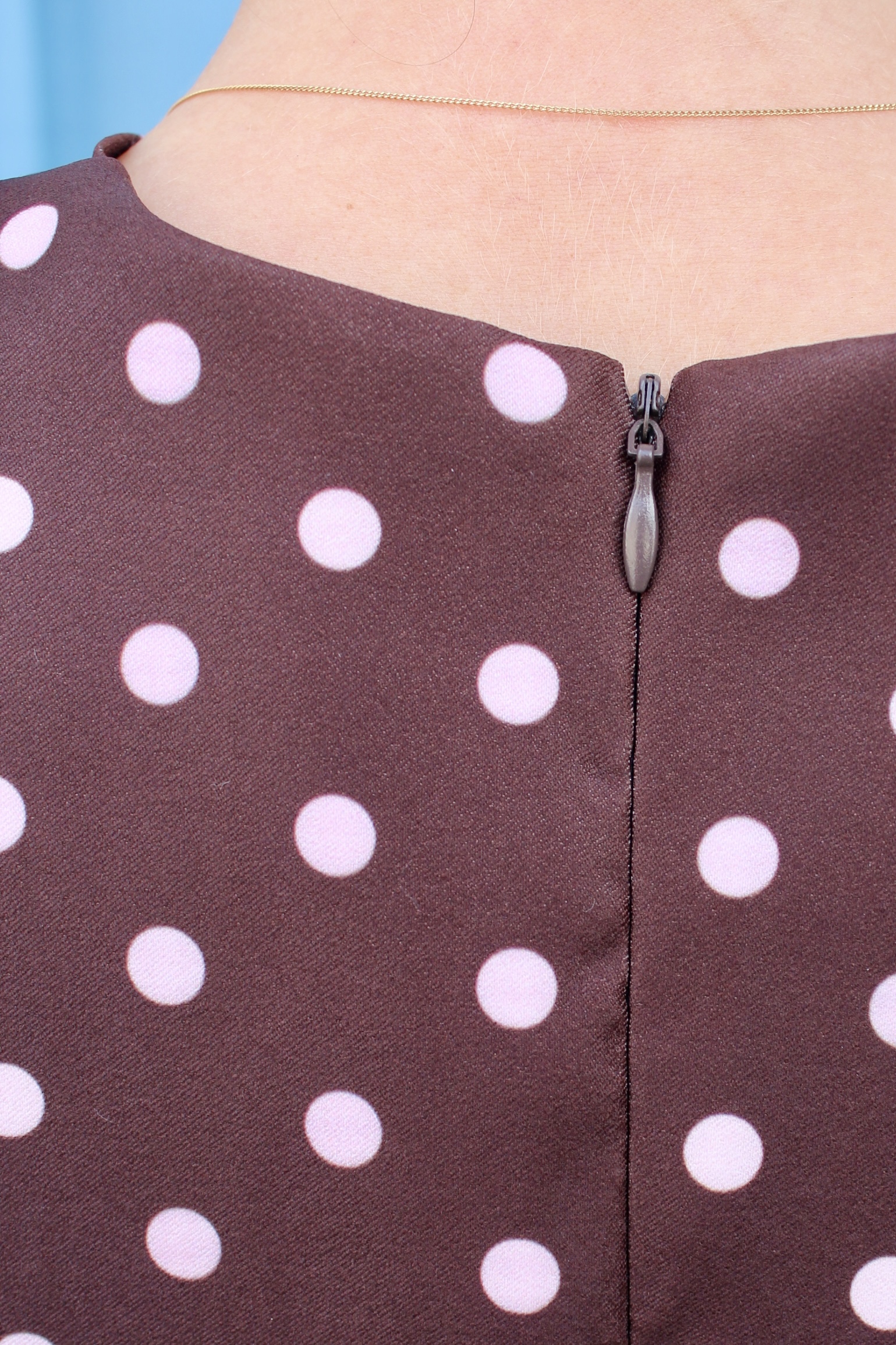 Robe marron à pois roses – Image 7
